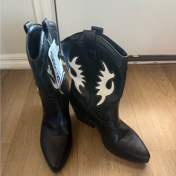 Soda NWT black heeled boots with white detail size 8 - Picture 6 of 7